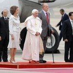 Spain ‚s King Juan Carlos (2R) and Queen